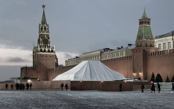 Символ Дня Победы в эпоху Путина – драп на Мавзолее