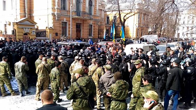 «Автомайдан» обещает надевать на Порошенко и его чиновников зажженные шины