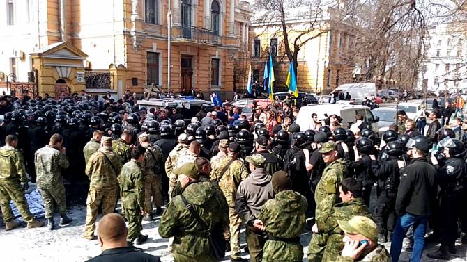 «Автомайдан» обещает надевать на Порошенко и его чиновников зажженные шины «Автомайдан» обещает надевать на Порошенко и его чиновников зажженные шины