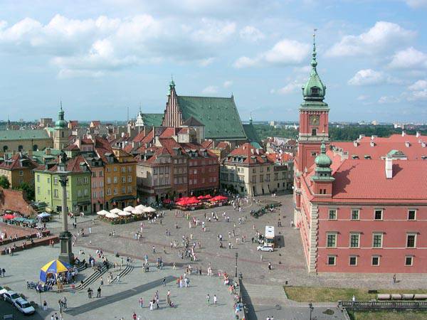 Польский паспорт в украинские руки: как Варшава оккупирует Киев