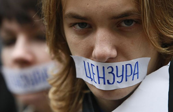 На власть не тявкать: украинцам запретили критиковать чиновников
