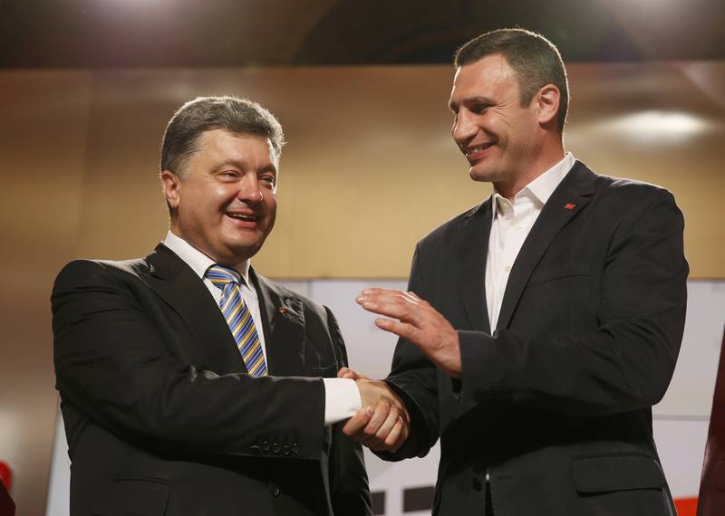 Порошенко и Кличко обвиняют в рейдерском захвате украинского банка