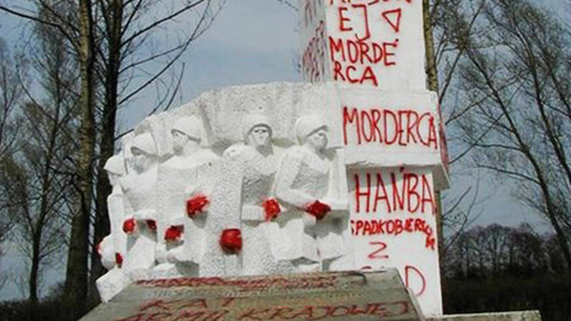 Потомков польских ветеранов ВОВ просят вступиться за памятники