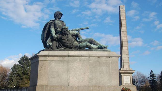 Павшие как часовые: о войне с нашими памятниками