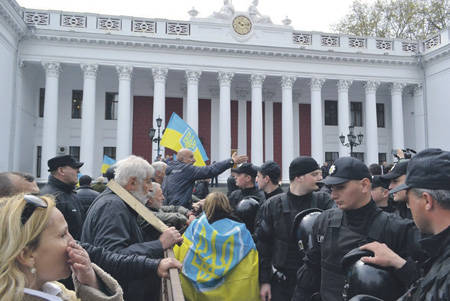 Майдан и антимайдан готовы снова сойтись в Одессе