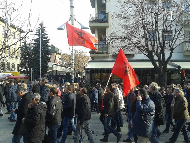 Оппозиция в Косово отметилась протестом против нового президента