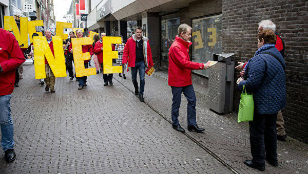 Власти Нидерландов после референдума: из двух зол выбрали третье