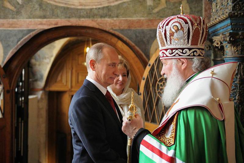 Священный союз: Путин и Патриарх Кирилл ставят "на место" атеистов