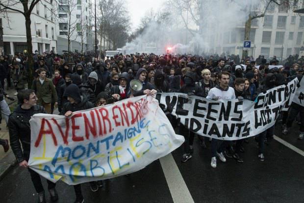 Весна в Париже - период митингов и забастовок
