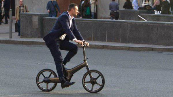 Кличко упал с велосипеда в центре Киева
