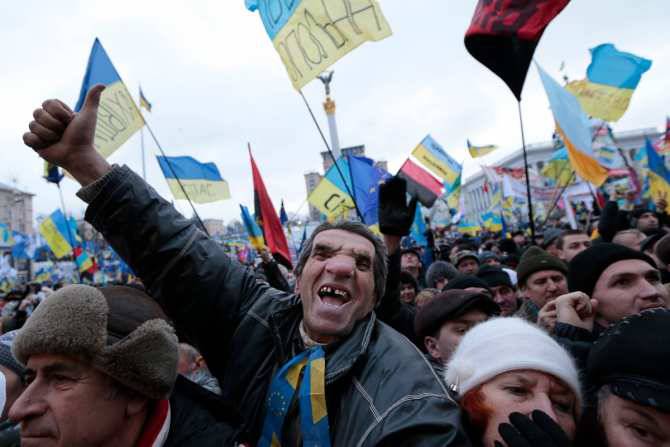 Украинцы хотят вместо Порошенко Микки Мауса и требуют «Дедовщину»