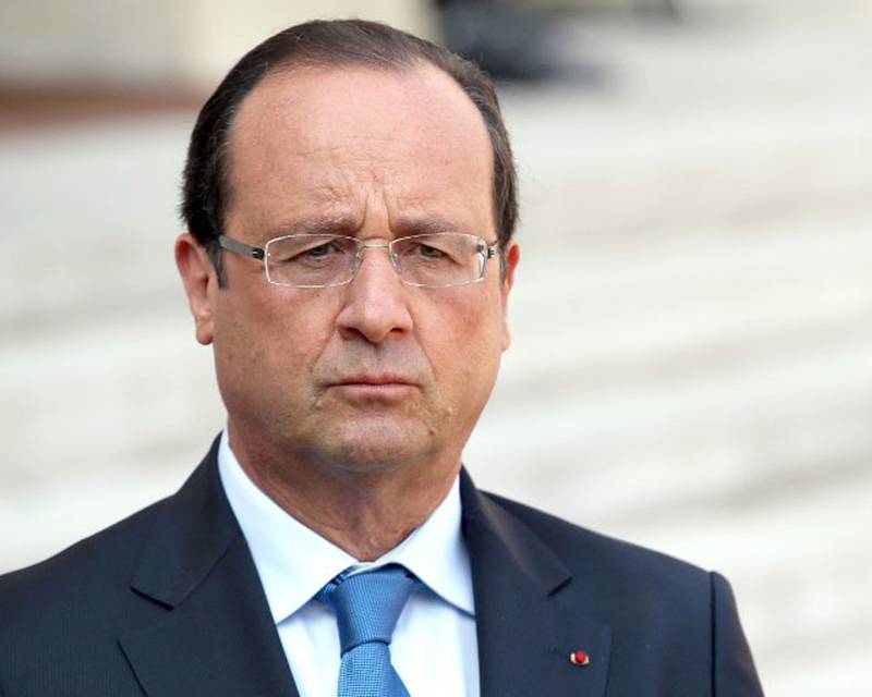 Уважение к президенту... Франции. Почему Олланд идёт на "снижение"?