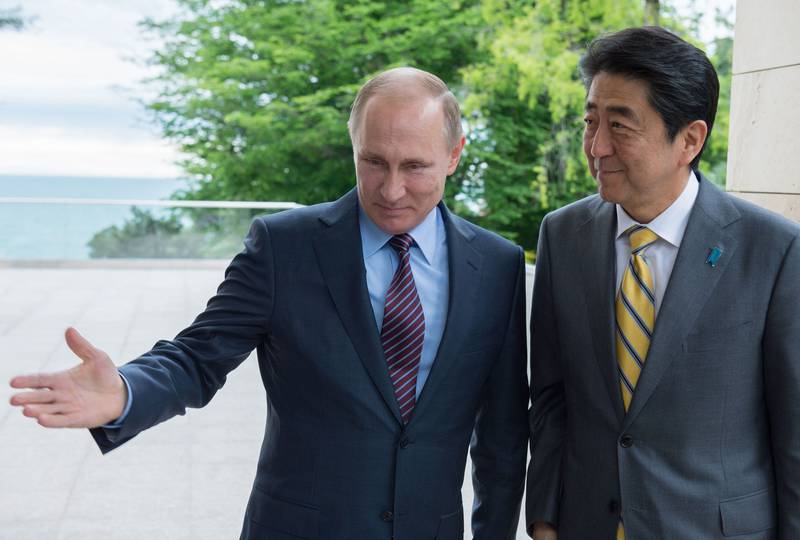 Потеплело? Японский премьер посетил Россию