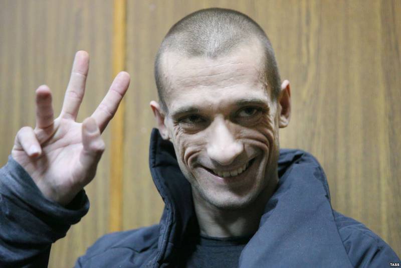 Каспаров вручил премию Петру Павленскому - поджигателю здания ФСБ Каспаров вручил премию Петру Павленскому - поджигателю здания ФСБ