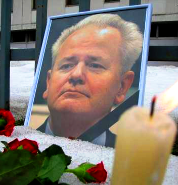 Милошевич травил себя в тюрьме, чтобы слинять в Россию