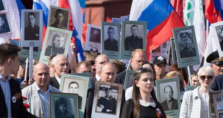 Путин принимает участие в акции «Бессмертный полк» в Москве
