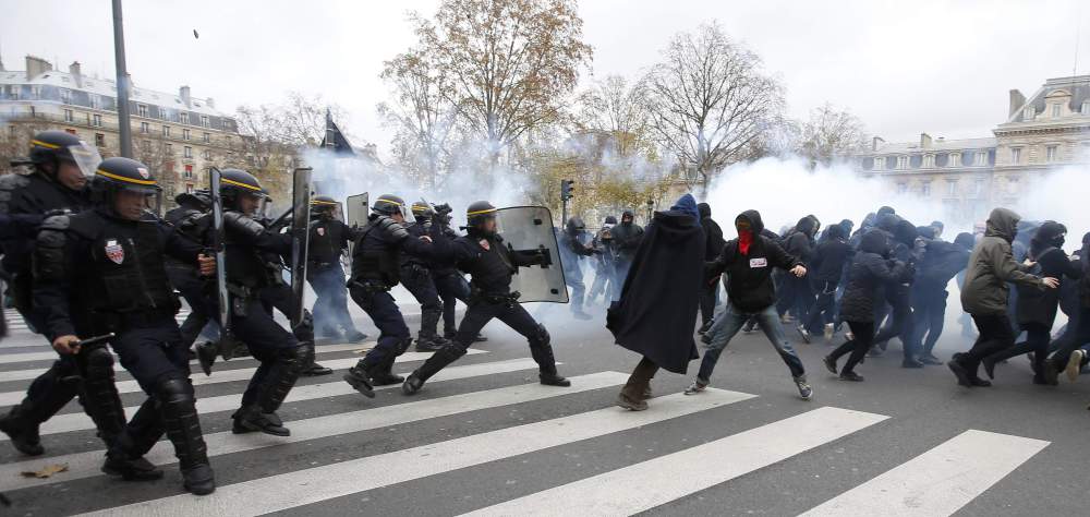 Митингующий Париж. Очередные стычки с полицией