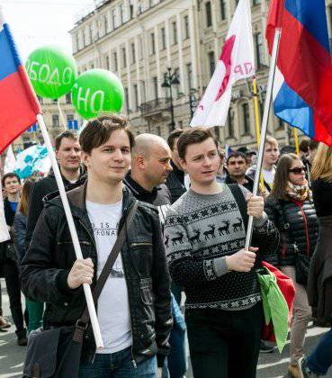 Мальчик на побегушках: как оппозиционеры вербуют юнцов для борьбы с Кремлем