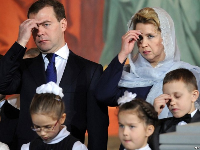 Пока жена Медведева по-барски отдыхает – пенсионеры подождут!