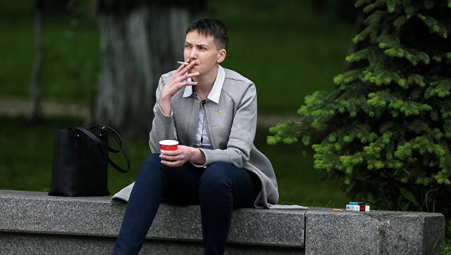 Савченко пришла в Раду на несколько часов раньше и ждет на улице