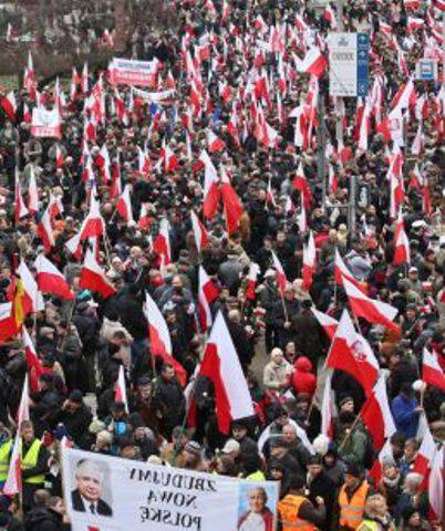 Польская лихорадка: в Варшаве проходит самая масштабная антиправительственная демонстрация