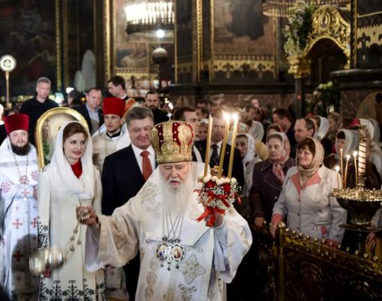 Пасха-2016: «скорбные» лица четы Порошенко «засветились» в храмах Киева