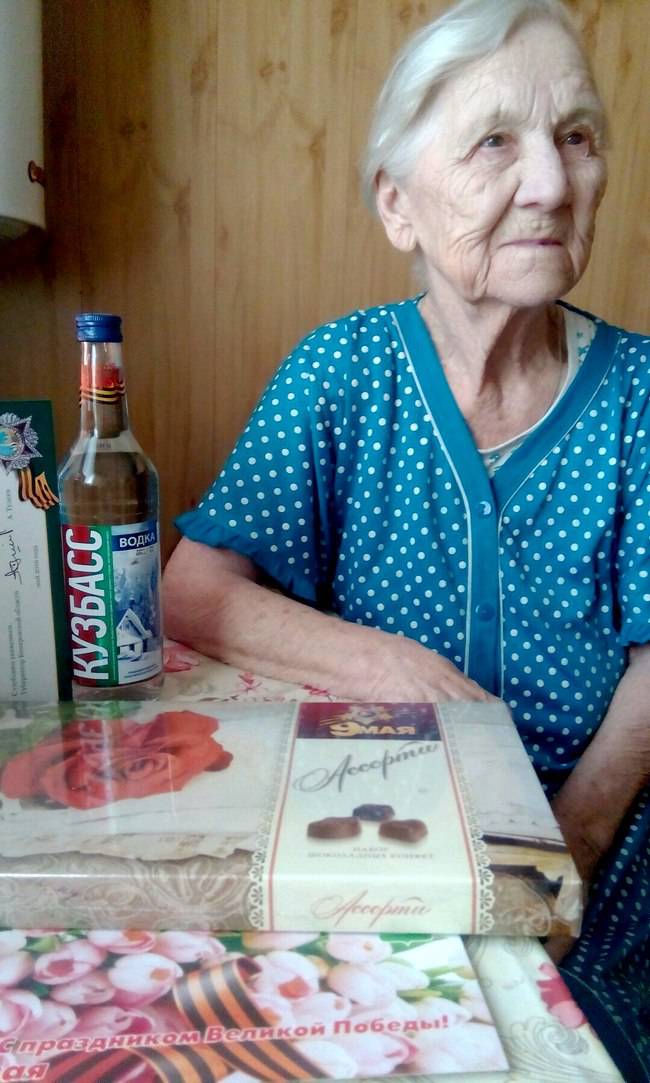Ветеранам Кемеровской области подарили по бутылке водки на 9 мая