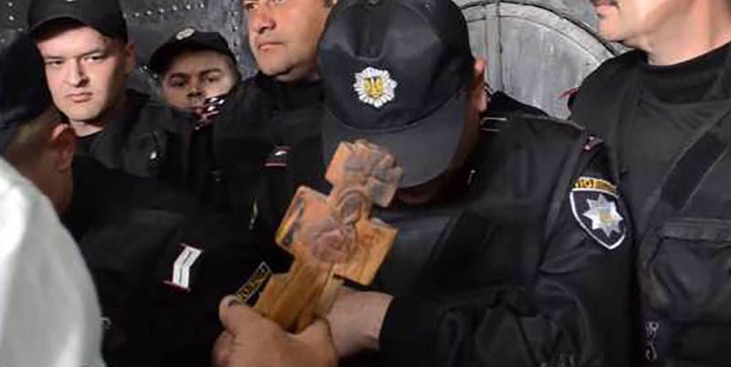 Полиция заперла «Бессмертный полк» в Киево-Печерской Лавре