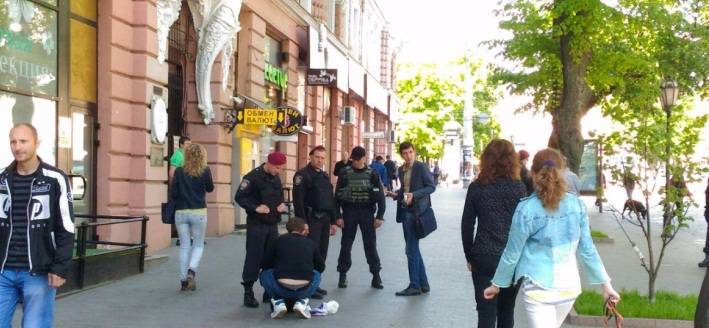 Как выглядит Одесса утром 2 мая: боевики, армия и полиция