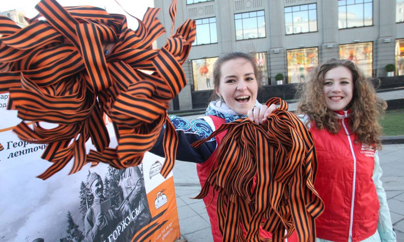 В Киеве школьники вопреки запрету надели георгиевские ленточки
