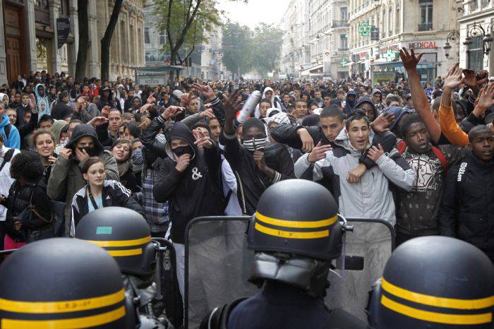 Митинги-потасовки во Франции - кто кого