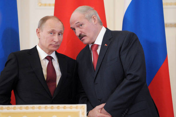 Топорная пропаганда: зачем Запад пугает белорусов Россией?