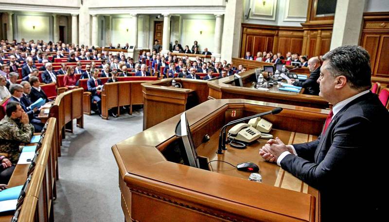 «Скажи, кто твой друг»: депутаты Рады обиделись на Порошенко из-за «кума» «Скажи, кто твой друг»: депутаты Рады обиделись на Порошенко из-за «кума»