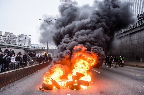 Беспорядки в Париже: полицейских закидывают камнями и палками