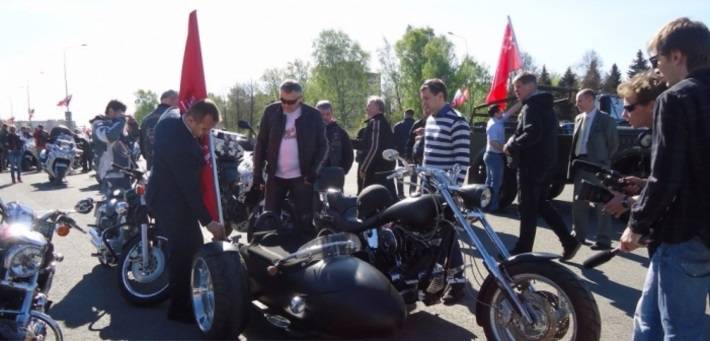 Со знаменем и на «коне»: в Ленобласти прошел мотопробег в честь Победы
