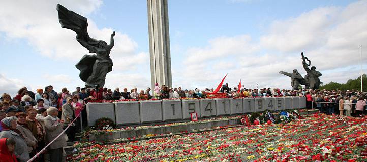 Прибалтика объявила Дню Победы гибридную войну