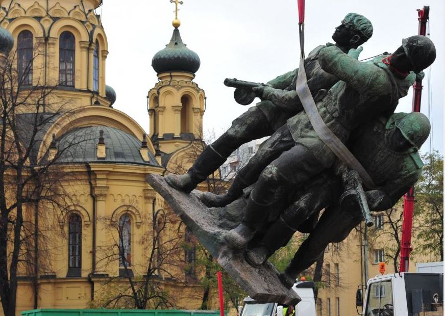 Власти Польши отчищают города от советских памятников