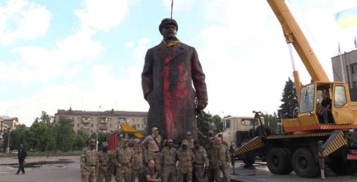 Садистская декоммунизация: украинцы продают Ленина «на органы»