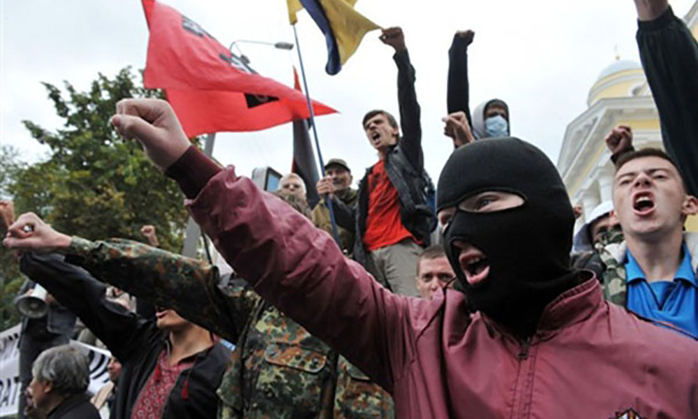 Националисты напали на российского писателя в центре Киева