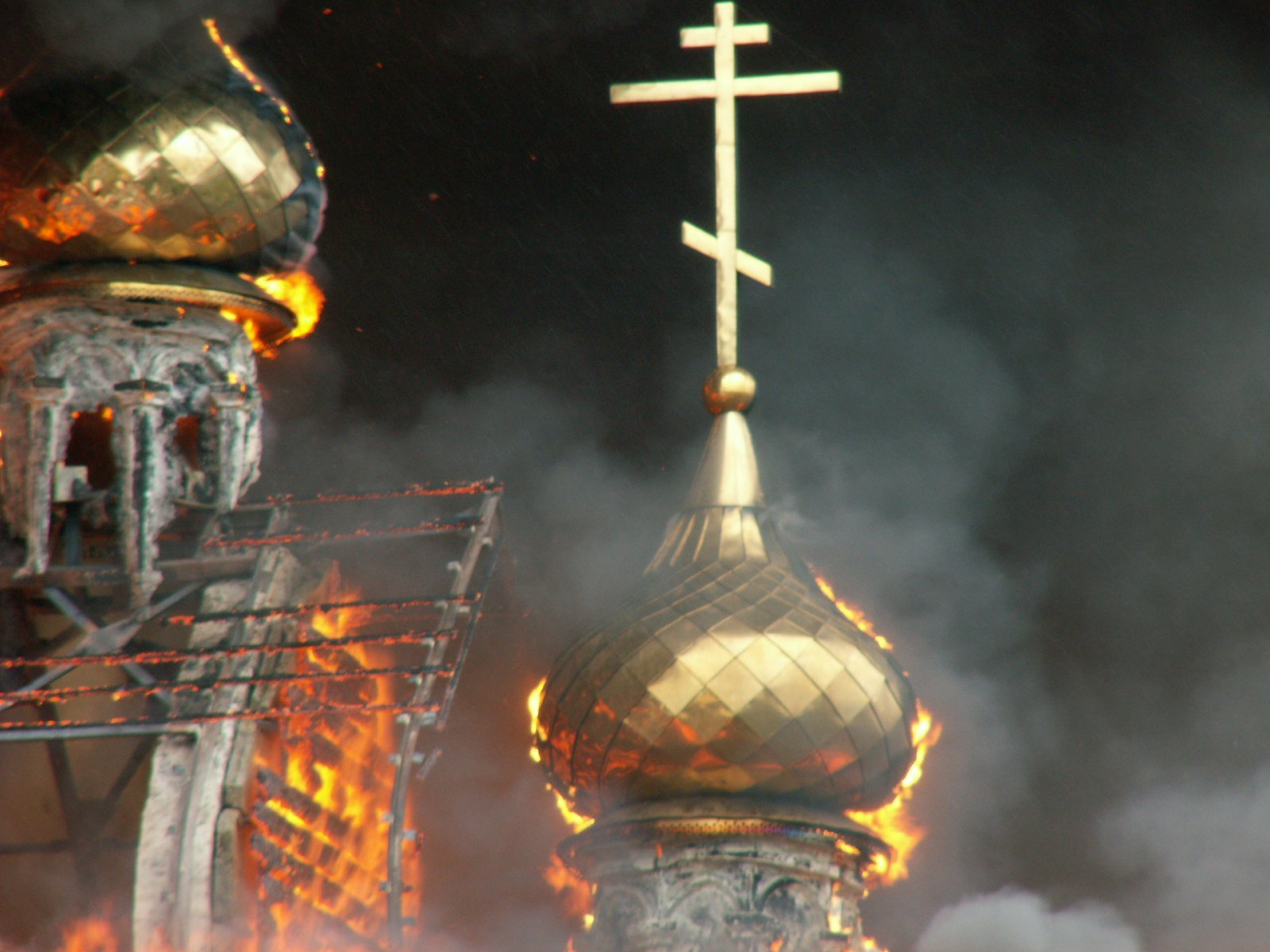 В Киеве пытались сжечь православный храм