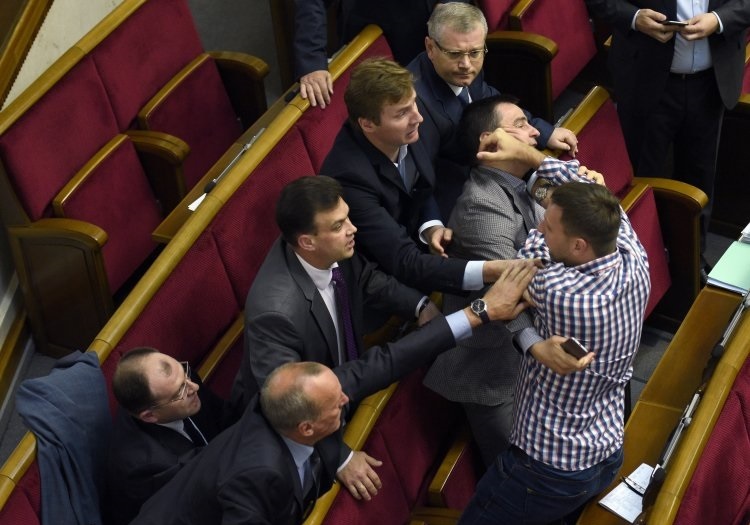 Фас! Парубий спустил Парасюка на депутата из «Оппозиционного блока» Фас! Парубий спустил Парасюка на депутата из «Оппозиционного блока»