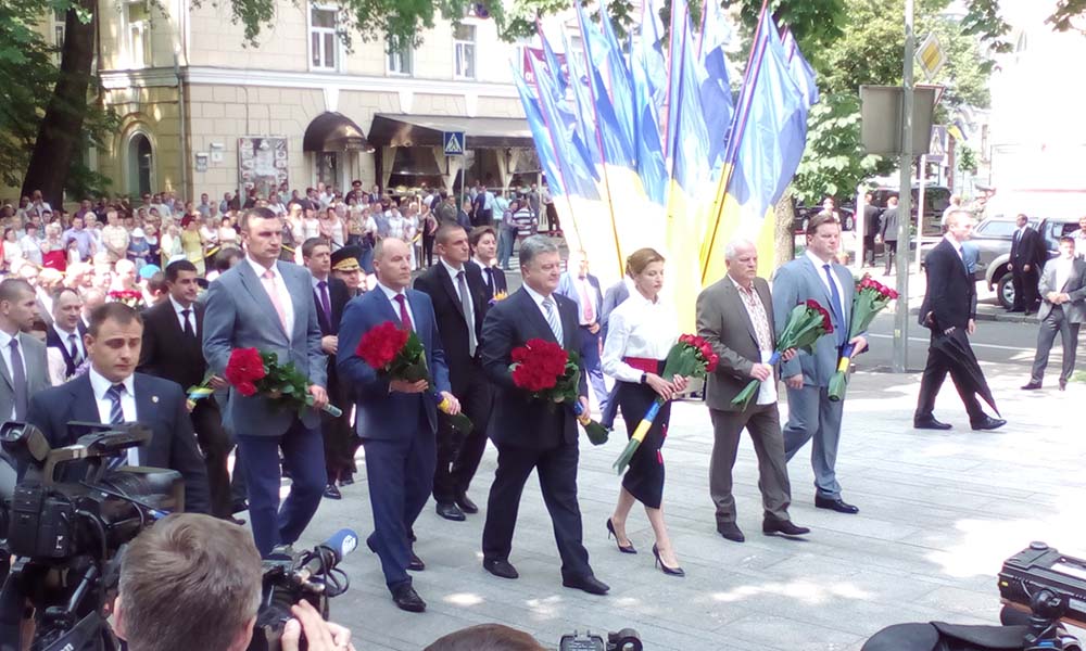 Как Порошенко унизил киевлян в День Конституции