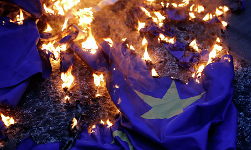 Вот это поворот: в Киеве жгут флаги ЕС