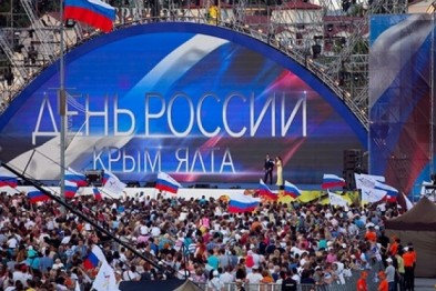 Почувствуйте разницу: В Киеве педерасты, в Крыму на День России салют и концерты Почувствуйте разницу: В Киеве педерасты, в Крыму на День России салют и концерты