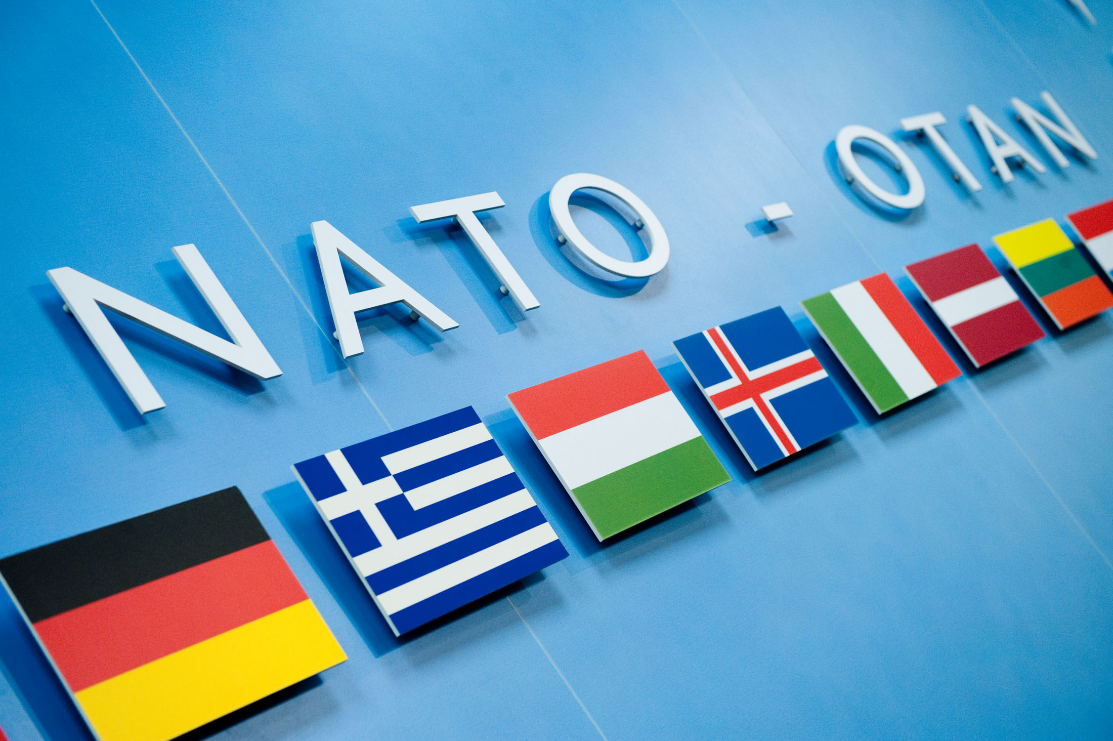 Глас вопиющего в НАТО: Европа дает сигналы России