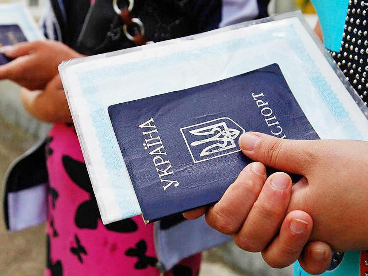 Украинцы массово покидают родину: население уменьшилось еще на 5 млн Украинцы массово покидают родину: население уменьшилось еще на 5 млн