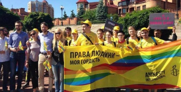 «Минск» с гомофобным итогом: зачем радикалов натравили на ЛГБТ-марш в Киеве