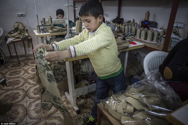 Турецкое рабство. Детей-беженцев с Сирии привлекают к пошиву формы для ИГИЛ