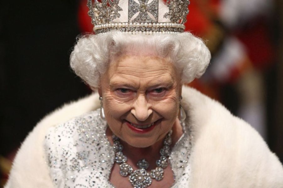 Ушла по-английски: Королева Британии показала миру «пятую точку»