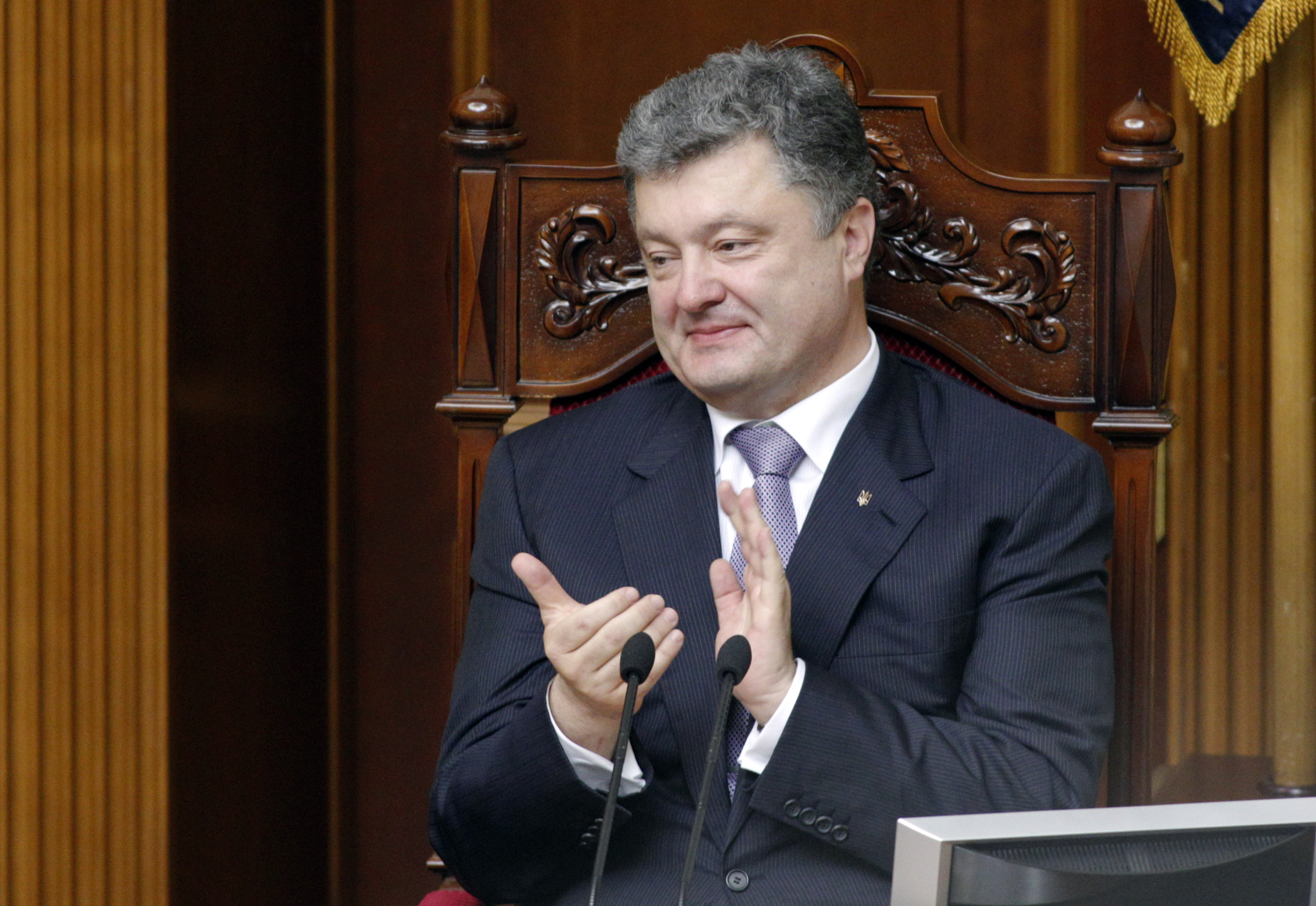 Суд прогнули под Порошенко: Рада внесла изменения в Конституцию страны